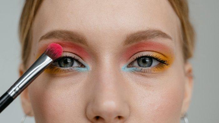 Ilustrasi perempuan memakai eyeshadow