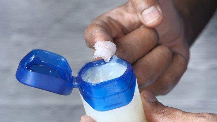 Ilustrasi petroleum jelly, bahan yang bisa kamu manfaatkan untuk mencairkan maskara waterproof