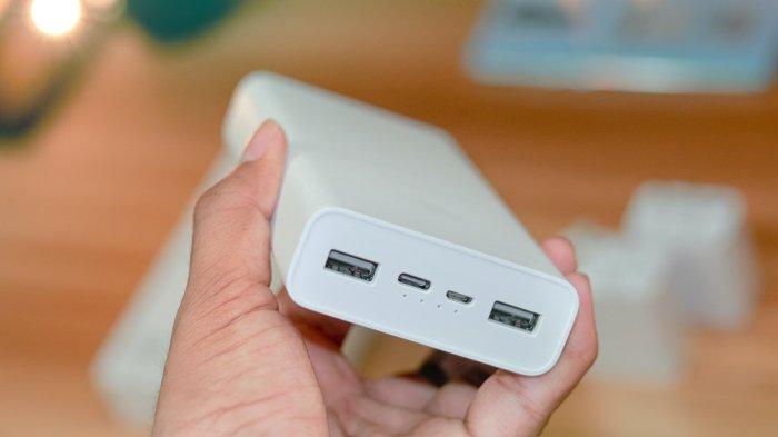 Ilustrasi aksesoris gadget yang bernama powerbank