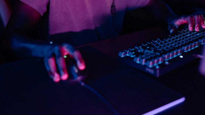 Ilustrasi seorang sedang bermain game menggunakan mouse macro