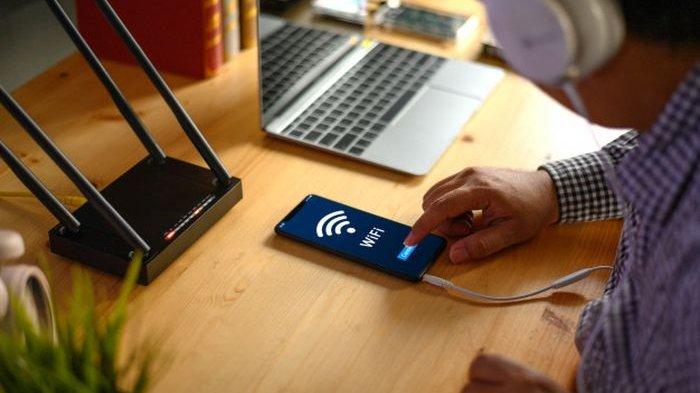 Ilustrasi seseorang sedang menggunakan WiFi