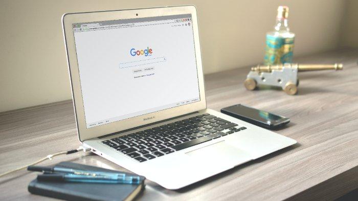 Ilustrasi perangkat laptop yang sudah terpasang aplikasi browser versi terbaru