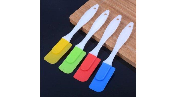 Ilustrasi spatula silikon kecil untuk mengambil ampas buah