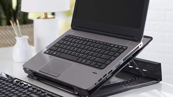 Ilustrasi perangkat laptop yang ditopang oleh cooling pad