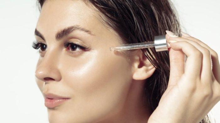 Ilustrasi wanita mengaplikasikan serum dengan kandungan Glycolic Acid.