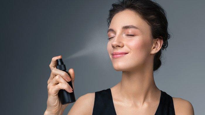 Ilustrasi wanita mengaplikasikan setting spray.