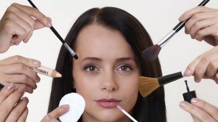 Ilustrasi remaja yang sudah menggunakan make up, apabila tidak dibersihkan dengan maksimal bisa menyebabkan jerawat bruntusan.