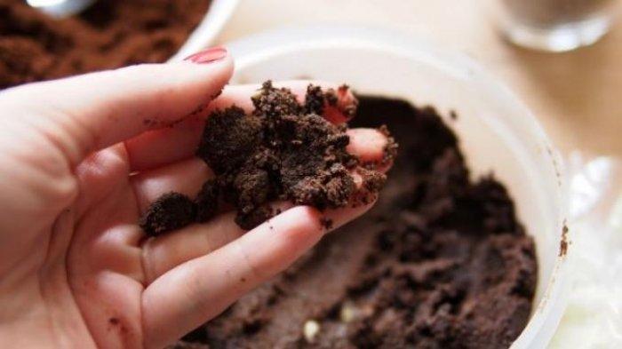 Jangan buang ampas kopi karena dapat Anda gunakan untuk membersihkan rumah dan menghilangkan bau yang tak sedap pada blender