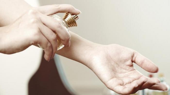 Jangan menggosok parfum karena bisa menyebabkan parfum tidak tahan lama