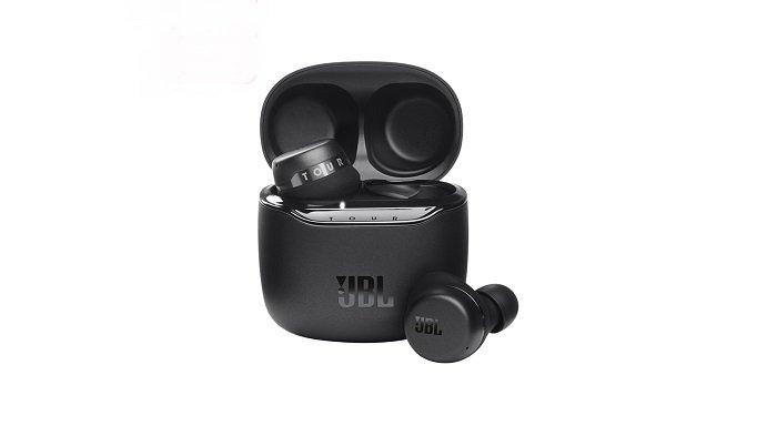 JBL Tour Pro+ TWS mendukung Qi-wireless charging dan teknologi 3 mic beamformin array untuk kejernihan suara.