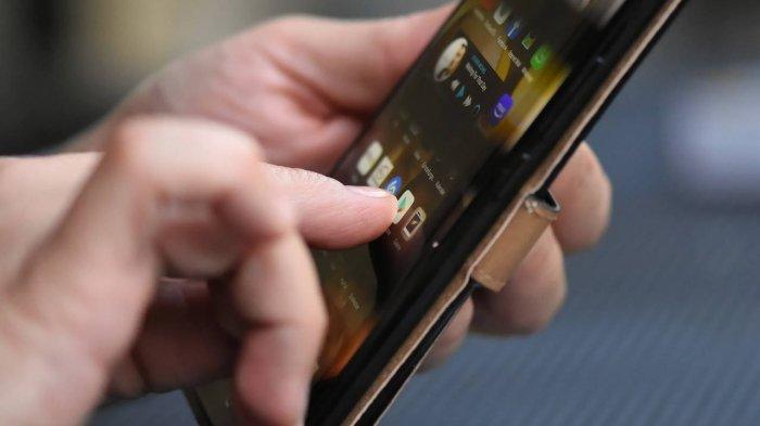 Ilustrasi seseorang mengaplikasikan handphone dengan kalibrasi layar