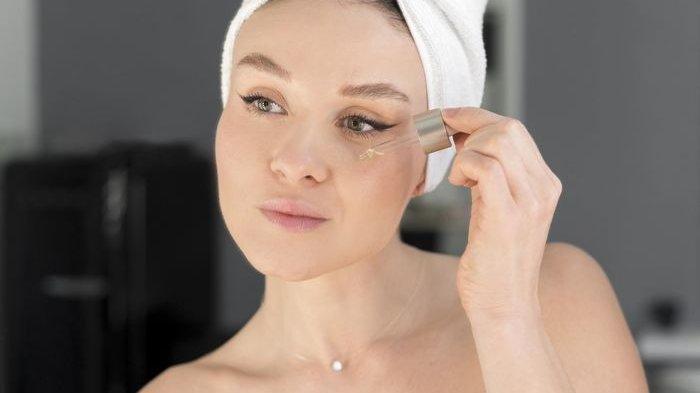 Ilustrasi menggunakan serum dengan kandungan salicylic acid