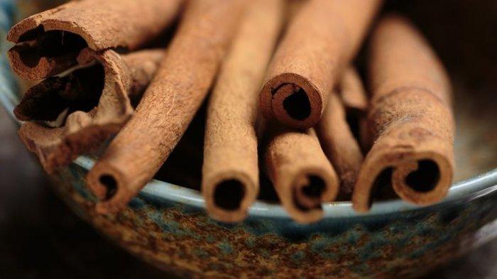 Kayu manis memiliki aroma yang tajam dan kuat yang disukai kelabang sekaligus bisa mengusirnya
