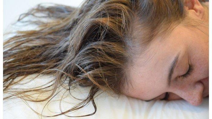 Sering kali perempuan berambut keriting atau ikal menggunakan gel agar tidak terlalu kering dan mengembang, dry shampoo cocok untuk rambut ikal karena dapat mengatasi rambut yang kering dan kaku.