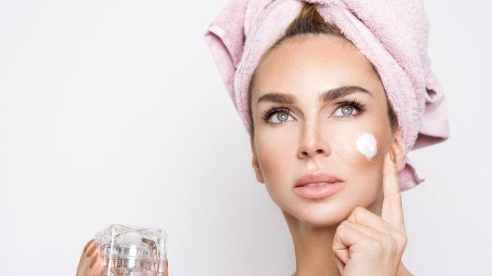 Ilustrasi wanita menggunakan produk skincare dengan kandungan SLS, bisa berisiko membuat kulit sensitif menjadi break out.