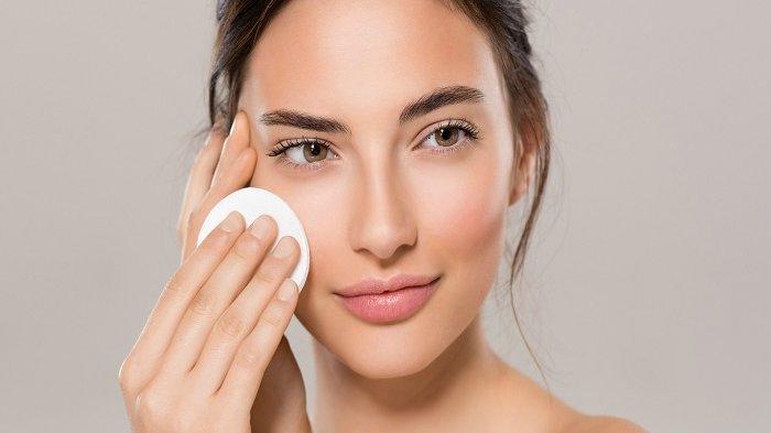 sebaiknya aplikasikan face oil saat malam hari.