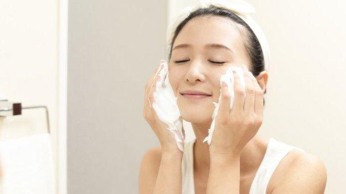 Ilustrasi wanita membersihkan wajah menggunakan facial foam.