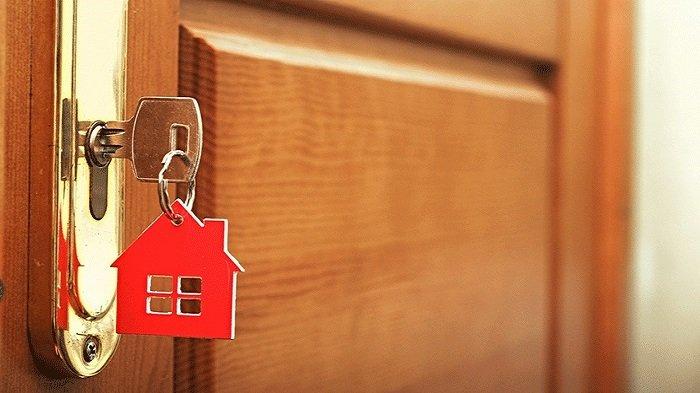 Engsel pintu yang sudah rusak, berkarat dan tak terawat bisa munculkan derit saat pintu dibuka, gosokkan sabun batang untuk mengatasinya