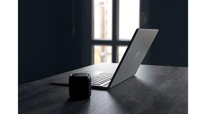 Ilustrasi laptop yang ditinggal dalam keadaan yang lama dengan kondisi layar terbuka