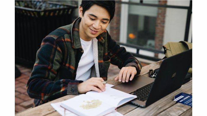 Ilustrasi pengguna menggunakan laptop di meja