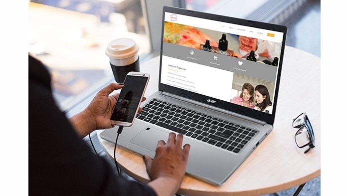 Ilustrasi pengguna sedang memindahkan file dari handphone ke laptop menggunakan kabel data