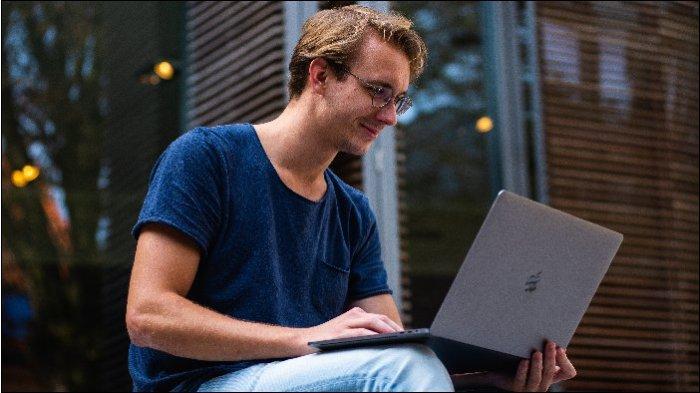 Laptop menjadi salah satu perangkat yang bisa dibilang wajib buat mahasiswa