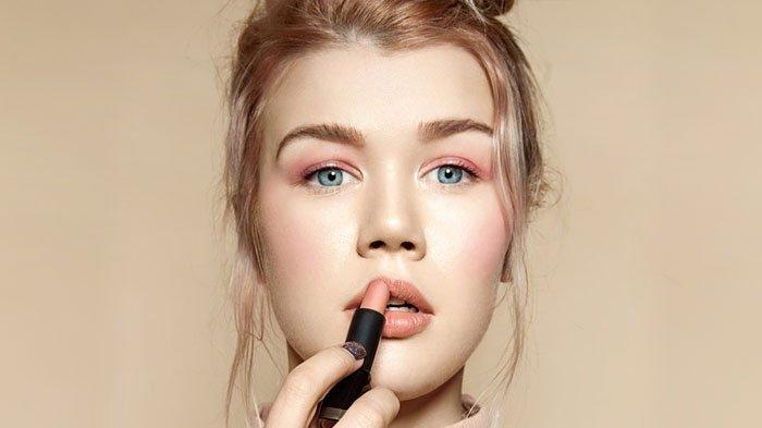 Ilustrasi wanita menggunakan lipstik glossy.