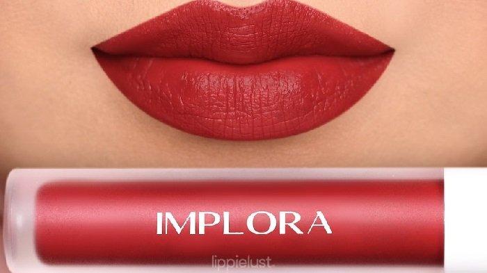 Tampil dengan bibir memuka menggunakan pilihan lipstik dengan pigmentasi tinggi dari IMPLORA.