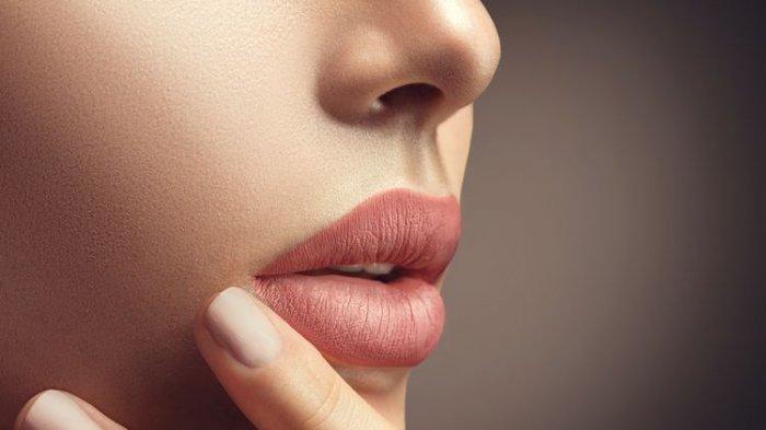 Tak hanya cocok digunakan untuk sehari-hari, lipstik nude juga pas untuk acara formal.