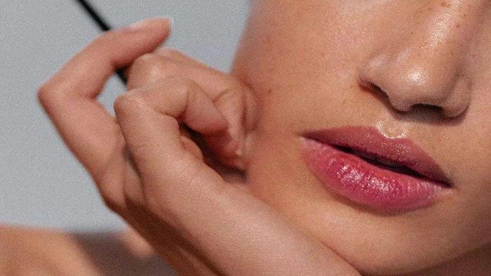 Pilihan produk lipstik yang awet di bibir.