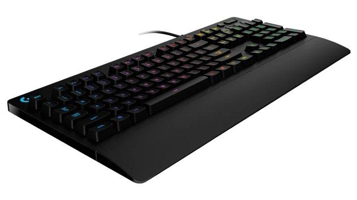Logitech G213 PRODIGY memiliki area palm rest yang luas