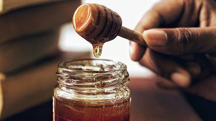 Madu bisa dipakai untuk menghilangkan kerutan di dahi