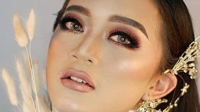 Ilustrasi make up dengan penerangan yang maksimal.