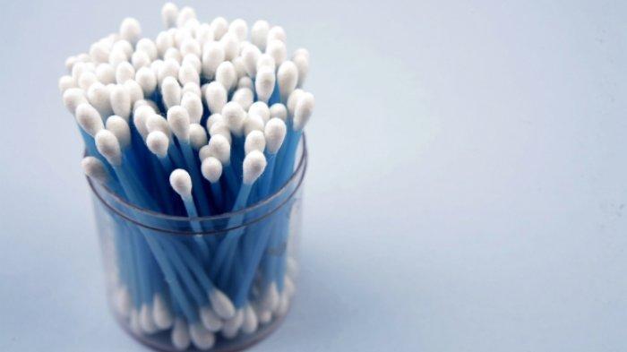 manfaat lain cotton bud selain membersihkan telinga yang kotor yakni untuk membersihkan sisa mascara waterproof