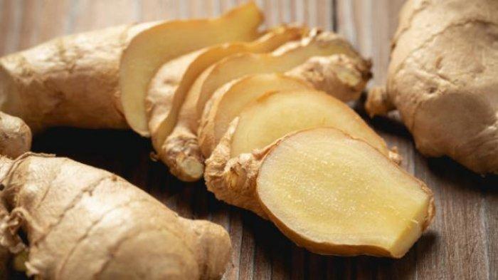 Sebelum dihaluskan menggunakan blender, pastikam kamu memotong jahe menjadi beberapa bagian terlebih dahulu agar seratnya tak merusak bilah