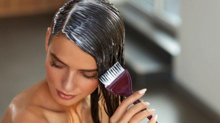 Ilustrasi wanita yang sedang menggunakan perawatan hair mask atau masker rambut untuk menjaga rambut agar tetap sehat.