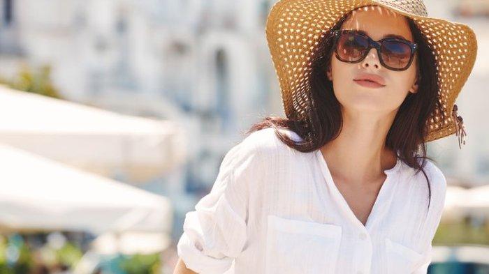 Melakukan kegiatan di bawah terik matahari, harus memastikan kulit terlindungi dengan menggunakan sunblock atau suncreen, topi, dan juga kacamata.