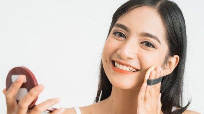 Ilustrasi seorang remaja cantik pemula make up yang mengaplikasikan produk cushion di wajah untuk tampilan make up yang natural.