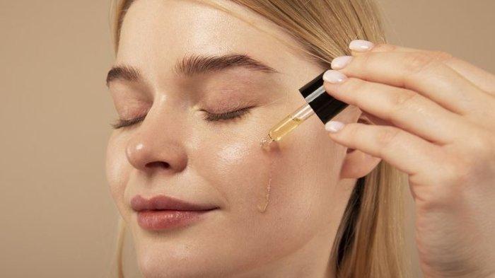 Ilustrasi seorang wanita yang mengaplikasikan serum wajah dengan salah satu kandungan populer dalam skincare yaitu PHA.