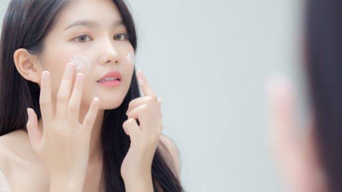 Ilustrasi mengaplikasikan sunscreen ke wajah Sebelum melakukan banyak aktivitas di luar ruangan.