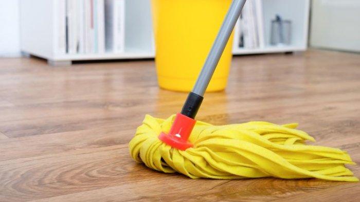 Penting untuk memastikan alat pembersih lantai yang kamu gunakan dalam keadaan bersih supaya noda tak berpindah pada lantai
