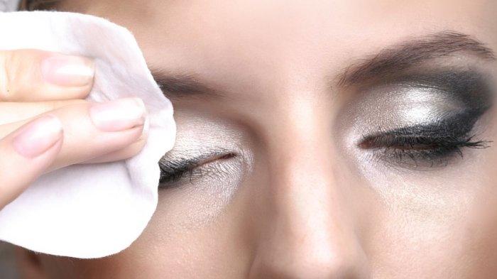 Ilustrasi menghapus make up dengan micellar water agar kotoran tidak menyumbat pori-pori.