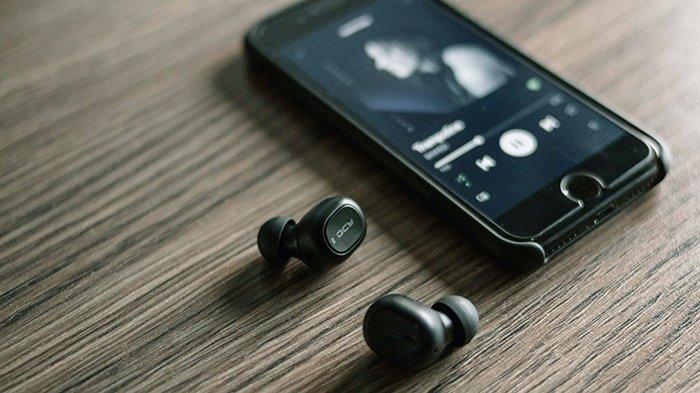 Ilustrasi - Cara menggunakan dan menyambungkan earphone TWS ke HP