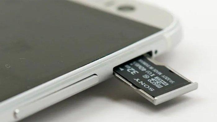 Ilustrasi pemasangan kartu microSD