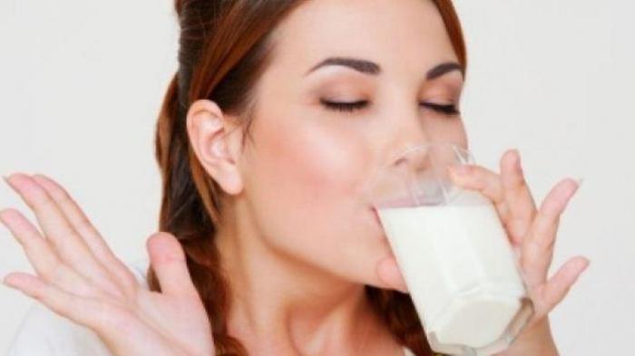 Ilustrasi wanita sedang minum susu.