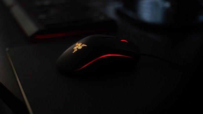 Ilustrasi mouse wireless yang masih menyala