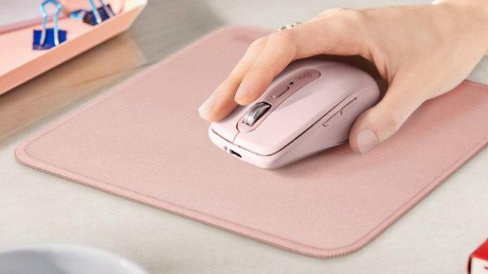 Ilustrasi mouse wireless digunakan pada alas yang bersih dan halus