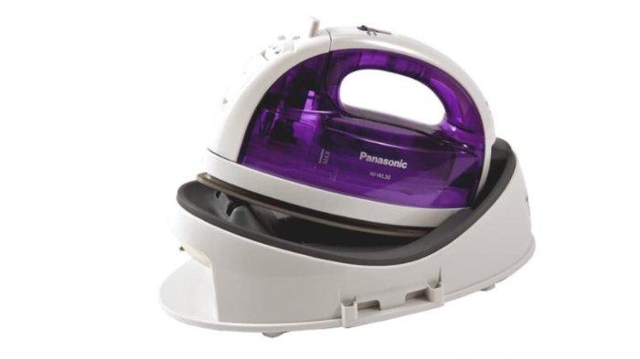 Panasonic Cordless Steam Iron NI WL30 dibekali tangki 120 ml serta penggunaan tanpa kabel
