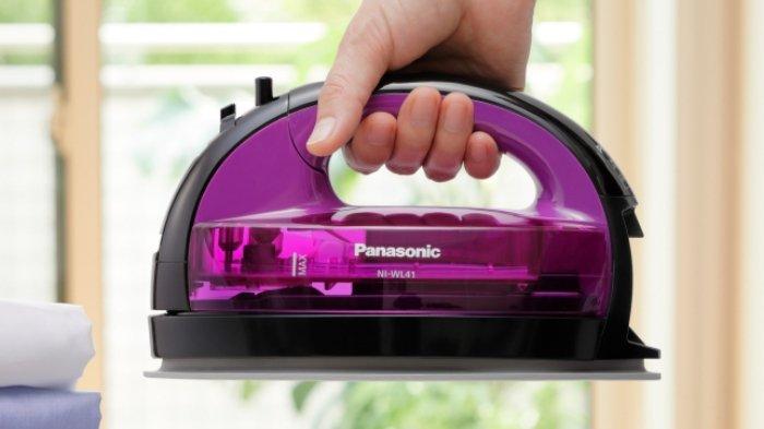 Ilustrasi penggunaan Panasonic Setrika Uap NI-WL41VSR, tanpa kabel sekaligus nyaman digenggam sehingga proses menyetrika lebih maksimal