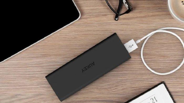 Ilustrasi powerbank yang diisi ulang dayanya di atas meja